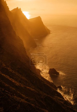 Téléchargez les photos : Vue sur les montagnes et les collines de Tamadaba sur Gran Canaria au coucher du soleil, Îles Canaries, Espagne. - en image libre de droit