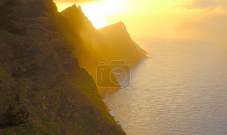 Téléchargez les photos : Vue sur les montagnes et les collines de Tamadaba sur Gran Canaria au coucher du soleil, Îles Canaries, Espagne. - en image libre de droit