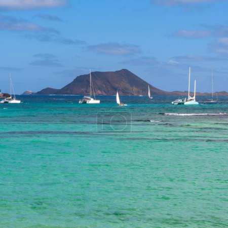 Foto de Vista sobre la playa de Corralejo y la isla de Lobos, agua azul y arena dorada y las Islas Canarias Fuerteventura, España. - Imagen libre de derechos