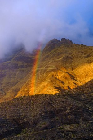 Téléchargez les photos : Arc-en-ciel dans les montagnes du parc naturel Tamadaba sur Gran Canaria - Îles Canaries, Espagne. - en image libre de droit