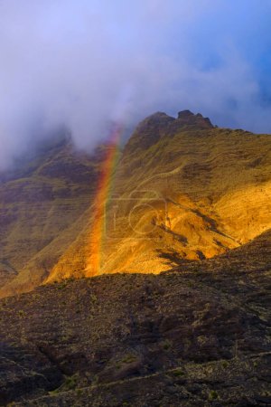 Téléchargez les photos : Arc-en-ciel dans les montagnes du parc naturel Tamadaba sur Gran Canaria - Îles Canaries, Espagne. - en image libre de droit
