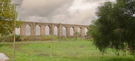 Foto de Beautiful ancient architecture in Evora, Portugal. Evora aqueduct, Agua de Prata Aqueduct - Imagen libre de derechos