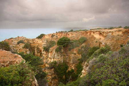 Impresionantes acantilados en el sitio de las Cuevas de Benagil en el sur de Portugal