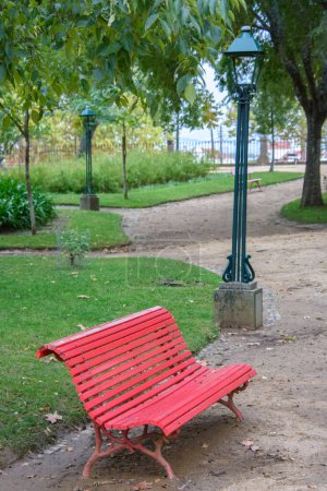 Foto de Wooden bench in the park  in  Evora - Imagen libre de derechos