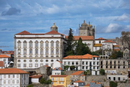 Téléchargez les photos : Belle vue sur la vieille ville de porto, portugaise - en image libre de droit