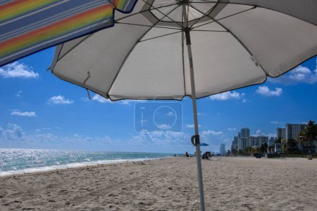 Téléchargez les photos : Parasols de plage dans une belle journée d'été - en image libre de droit