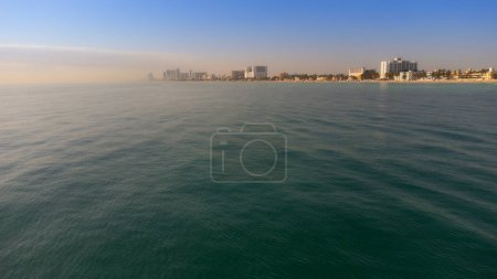 Foto de Hermoso panorama aéreo con vista a la playa y al océano de la isla pacífica en el norte de los EE.UU. - Imagen libre de derechos