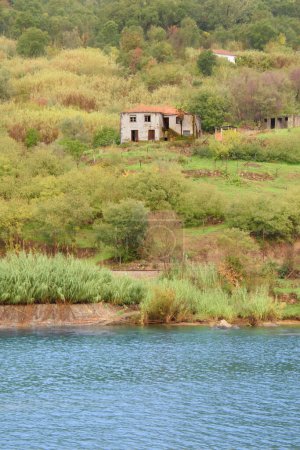 Foto de Antigua casa abandonada en el pueblo - Imagen libre de derechos