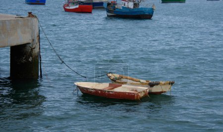 Téléchargez les photos : Bateaux de pêche sur la mer près de la ville de Cascai dans l'ouest du Portugal - en image libre de droit
