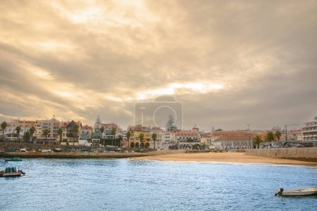 Foto de Playa y horizonte de la ciudad de Cascai en el oeste de Portugal - Imagen libre de derechos