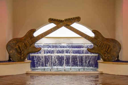 Foto de Interior del hotel, fuente decorada con dos guitarras - Imagen libre de derechos