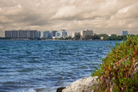 Foto de View of sea and skyline of Key Biscayne, an island town in Miami-Dade County, Florida, Estados Unidos - Imagen libre de derechos
