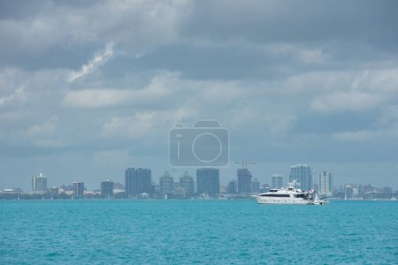 Téléchargez les photos : Yacht sur la mer contre les toits de la ville - en image libre de droit