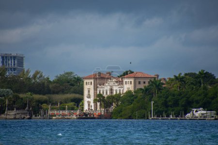 Foto de View of sea and architecture of Key Biscayne, an island town in Miami-Dade County, Florida, Estados Unidos - Imagen libre de derechos
