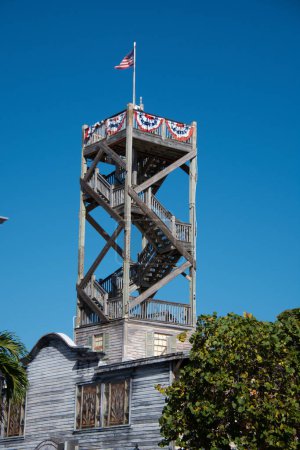 Foto de Antigua torre de observación de madera con bandera ondeante, Key West, EE.UU. - Imagen libre de derechos