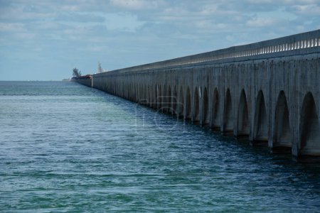 Téléchargez les photos : Grand pont dans la mer - en image libre de droit
