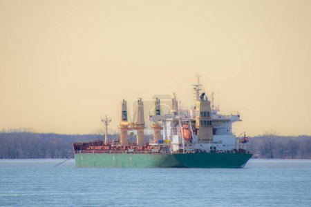 Foto de Gran barco anclado en el río San Lorenzo en Quebec, Canadá - Imagen libre de derechos