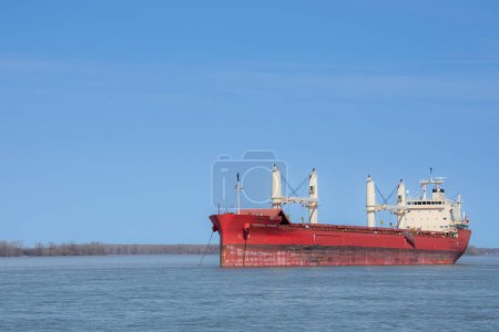 Foto de Gran barco anclado en el río San Lorenzo en Quebec, Canadá - Imagen libre de derechos
