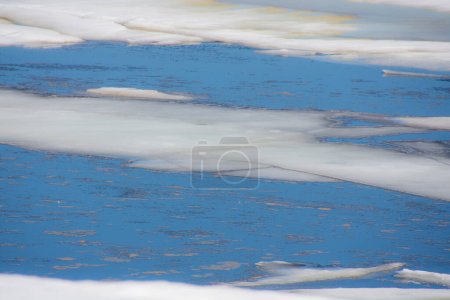 Foto de Derretimiento de hielo en la primavera en un lago en el bosque canadiense en Quebec - Imagen libre de derechos