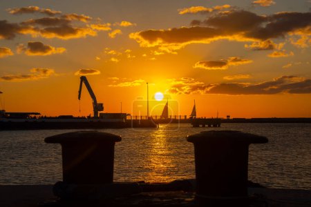 Téléchargez les photos : Beau coucher de soleil dans le port de Key West à l'extrême sud de la Floride - en image libre de droit