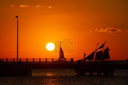 Téléchargez les photos : Beau coucher de soleil dans le port de Key West à l'extrême sud de la Floride - en image libre de droit