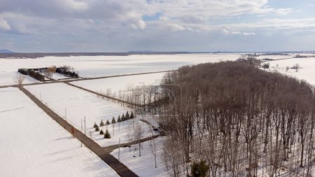 Téléchargez les photos : Vue aérienne d'une partie de la ville de Magog en Estrie en hiver au Québec - en image libre de droit