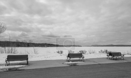 Foto de Bancos en un muelle en invierno cerca de un lago en Canadá - Imagen libre de derechos
