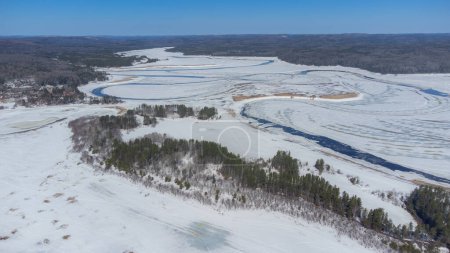 Téléchargez les photos : Vue aérienne d'une petite rivière dans la campagne canadienne au printemps - en image libre de droit