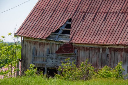 Téléchargez les photos : Grange dans une ferme à la campagne canadienne au Québec - en image libre de droit
