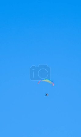 Téléchargez les photos : Parapente dans le ciel - en image libre de droit