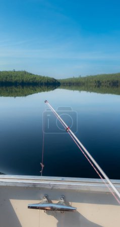 Téléchargez les photos : Canne à pêche sur le lac - en image libre de droit