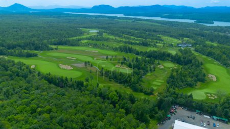Téléchargez les photos : Vue aérienne d'un terrain de golf en été - en image libre de droit