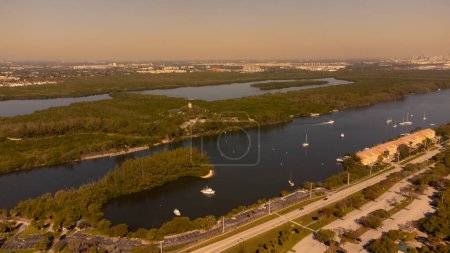 Téléchargez les photos : Vue aérienne de la ville sur la rive de la rivière - en image libre de droit