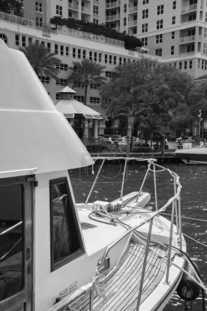 Téléchargez les photos : Fort Lauderdale, Floride, États-Unis - 02 26 2023. Beau bateau sur le canal - en image libre de droit