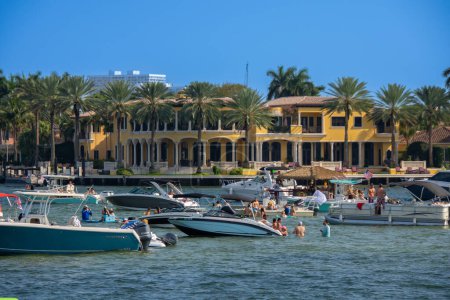 Foto de Fort Lauderdale, Florida, Estados Unidos - 26 de febrero de 2023. Personas descansando en barcos - Imagen libre de derechos