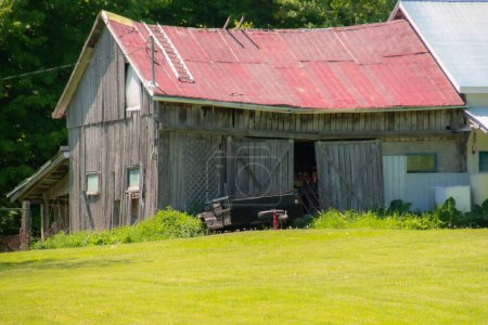 Téléchargez les photos : Paysage rural avec ferme au Québec, Canada - en image libre de droit