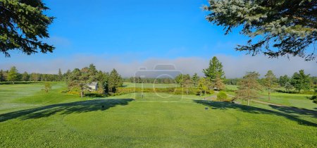 Téléchargez les photos : Tôt le matin sur un terrain de golf au Québec, Canada - en image libre de droit