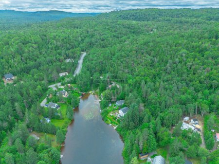 Foto de Vista aérea de un hermoso río forestal canadiense en la provincia de Quebec - Imagen libre de derechos