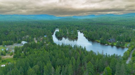 Téléchargez les photos : Vue aérienne d'une belle rivière forestière canadienne dans la province de Québec - en image libre de droit