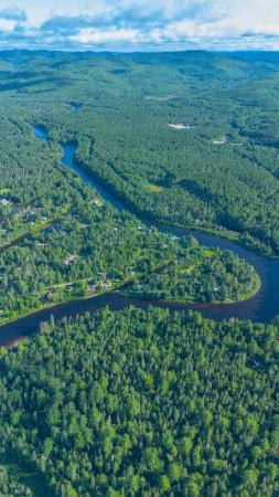 Foto de Vista aérea de un hermoso río forestal canadiense en la provincia de Quebec - Imagen libre de derechos