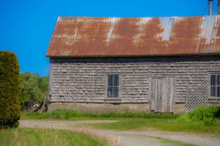 Téléchargez les photos : Ancienne grange en bois dans la campagne rurale, Canada - en image libre de droit