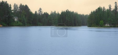 Téléchargez les photos : Beau lac sauvage dans la brume matinale dans la province de Québec, Canada - en image libre de droit