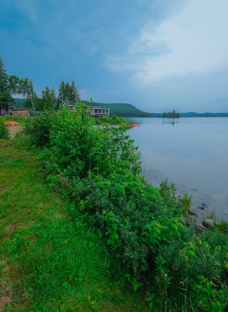 Téléchargez les photos : Beau lac sauvage le matin dans la province de Québec, Canada - en image libre de droit