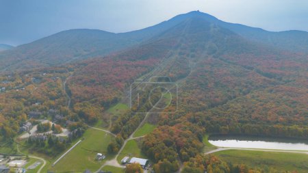 Téléchargez les photos : Club de golf à l'automne dans le Vermont, États-Unis, à Jay Peak - en image libre de droit