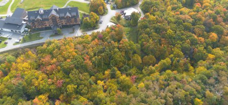Téléchargez les photos : Hôtel sur un club de golf à l'automne dans le Vermont, États-Unis, à Jay Peak - en image libre de droit