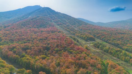 Téléchargez les photos : Couleurs d'automne autour du site touristique Jay Peak aux États-Unis - en image libre de droit