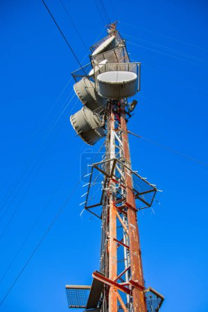 Téléchargez les photos : Tour de communication sur fond bleu ciel - en image libre de droit