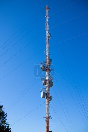Foto de Torre de comunicación sobre fondo azul del cielo - Imagen libre de derechos