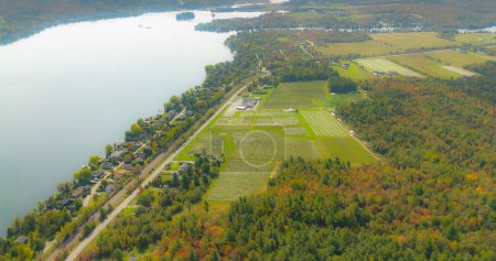Téléchargez les photos : Vue aérienne sur le lac par drone dans le village d'automne - en image libre de droit