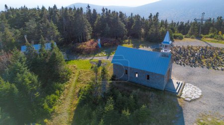 Foto de Vista de la iglesia en las montañas - Imagen libre de derechos